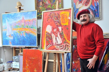 Михайло Демцю в оточенні картин